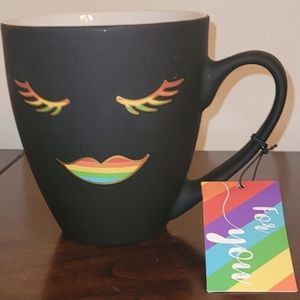 Black mug lips and eye